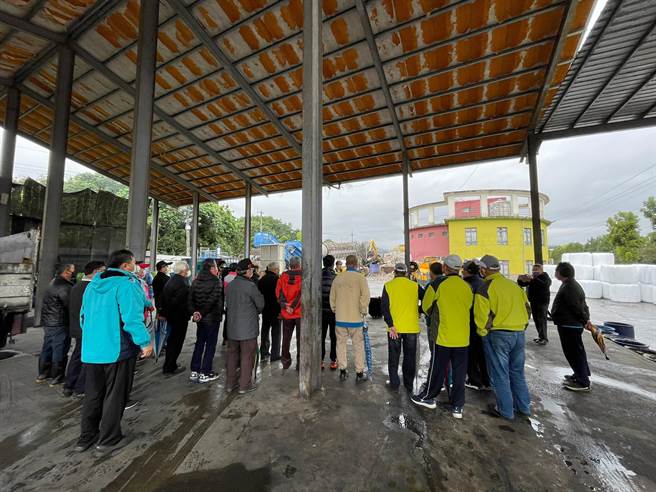 23日埔里镇长廖志城邀集代表、里长、社区理事长等到垃圾堆置场观摩，除了让大家亲眼看见垃圾堆置问题，也希望大家能协助宣导垃圾减量。（公所提供／吴建辉南投传真）