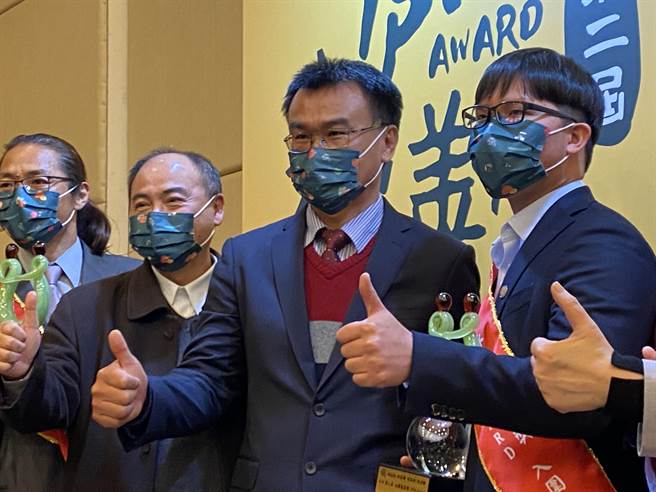 农委会主委陈吉仲今(23)日参加「第二届永续善农奖IPM Award颁奖典礼」受访表示，针对俄乌两国紧张情势可能造成的原物料价涨，农委会已经盘点并确保2到8月的黄豆、玉米的库存量，也因为大宗谷物业者的订单也已经提前下到7到8月，无论是库存作为饲料，或是正在运来我国路上的船运量，未来6个月的饲料供应都没有问题。（李柏澔摄）