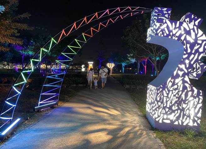 2021嘉义市「光织影舞」将北香湖公园布置成「夜光西洋棋」的童话王国 。（廖素慧摄）