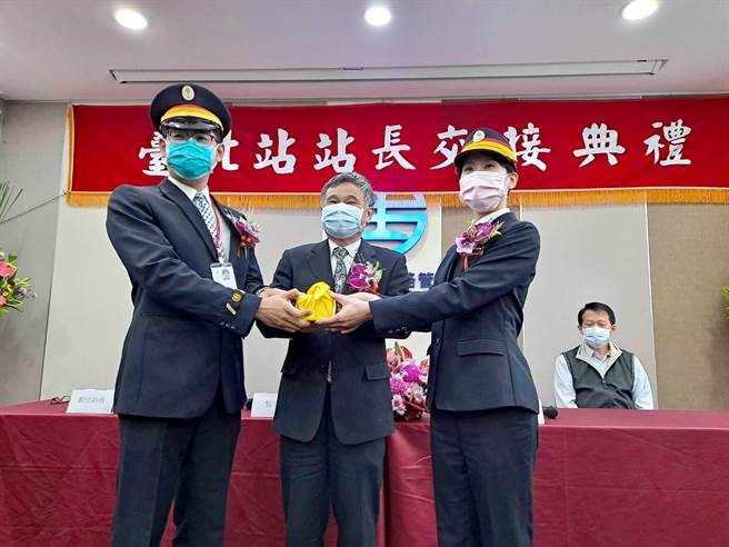 台铁「天下第一站」台北车站新任站长胡咏芝，成为台北站135年来首位女姓站长。(义守大学提供／林雅惠传真)