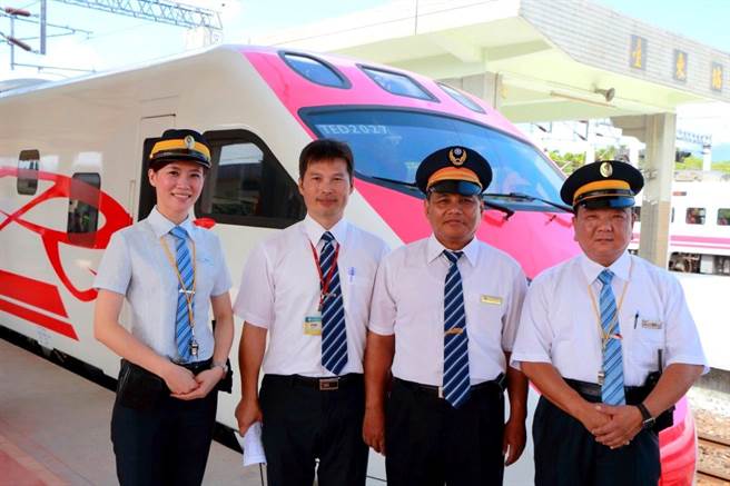 台铁「天下第一站」台北车站新任站长胡咏芝，成为台北站135年来首位女姓站长。(义守大学提供／林雅惠传真)