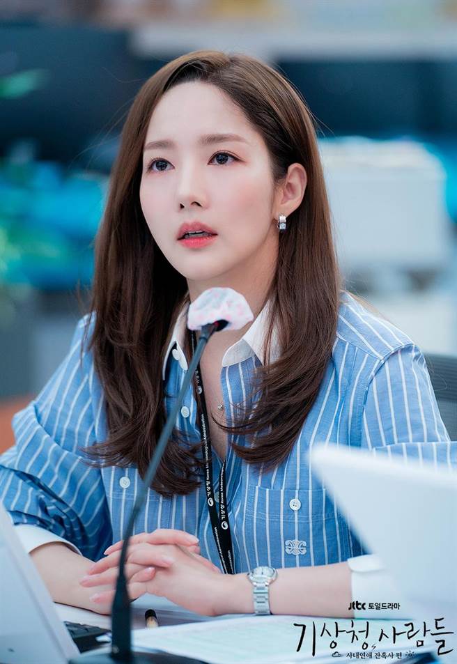 朴敏英佩戴卡地亚LOVE镶钻耳环与项炼、Ballon Bleu de Cartier蓝气球女表，品牌辨识度很高。（撷自JTBC官网）