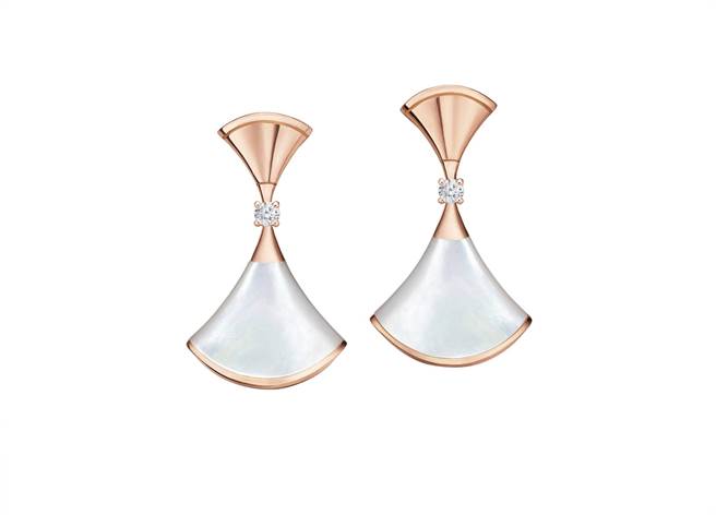 宝格丽Divas&#8217; Dream系列珍珠母贝镶钻玫瑰金耳环，约8万3800元。（BVLGARI提供）