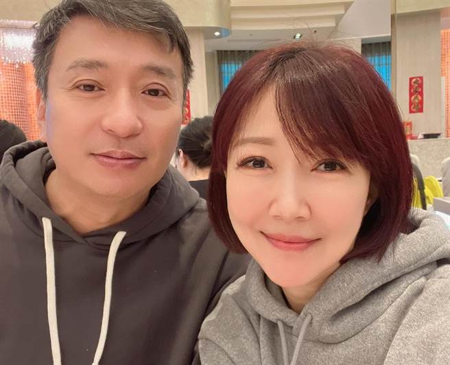 王中平（左）和余皓然結婚26年，育有1子1女。（摘自臉書）