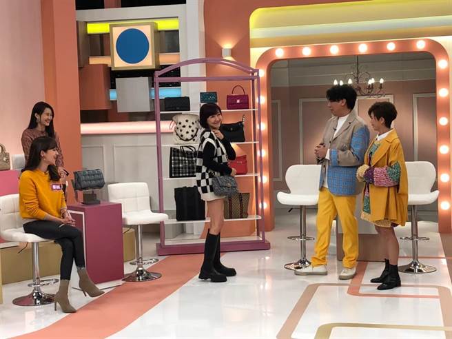 余皓然在《姊妹靚起來》中分享買名品的瘋狂經驗。（民視提供）