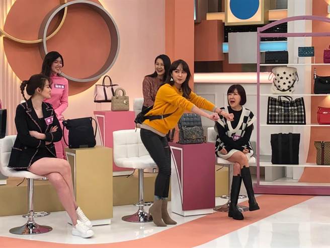 蔡逸帆疫情不能出國血拼，去年瘋狂逛Outlet。（民視提供）