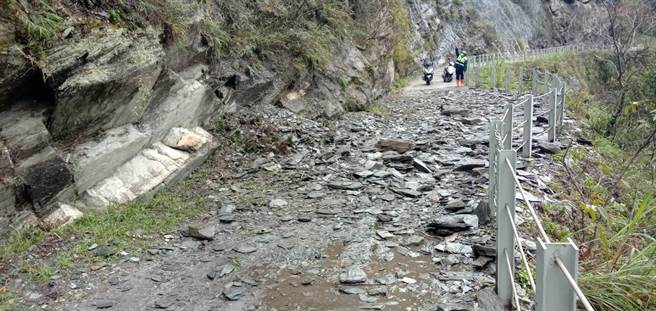 太魯閣國家公園白楊步道，近日因連日降雨，步道全長2.1公里已有5處出現大量落石，太魯閣國家公園管理處緊急封閉步道，至於步道重新開放時間，仍待評估。（太管處提供／羅亦晽花蓮傳真）