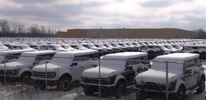 上万辆福特休旅车因晶片缺货，暂时停在空地等待组装。（图／取自Youtube频道KenStevens5150）