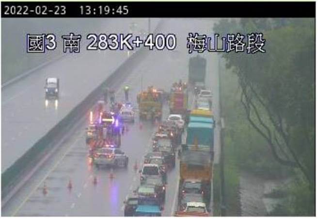 国道3号283.6k今天下午发生一起自撞车祸，目前国道警察正在处理中。（翻摄自1968网站／张亦惠嘉县传真）