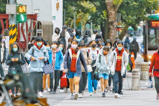 近日寒流发威，学生单穿制服根本不保暖。（示意图／本报资料照片）