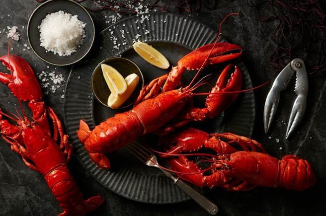 （台北寒舍艾美酒店自助餐厅「探索厨房」推出「龙虾狂飨日」活动，每周四午晚餐时段，各餐台皆会供应多款豪华龙虾料理，让客人吃到饱。图／寒舍艾美酒店提供）
