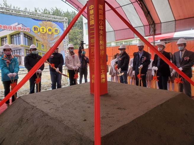 崙背国小的中央厨房23日率先动工，县长张丽善、教育处长邱孝文、云林县议员李明哲、廖伟晴、游淑云、崙背乡长李泓仪以及崙背国小李秉承等多名校长出席动土仪式。（周丽兰摄）