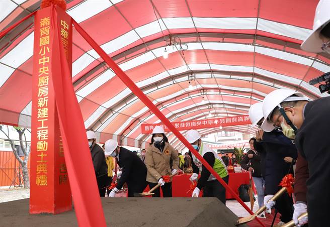 云林县长张丽善（左三）表示，说，中央厨房计画也会加码补助厨工薪资、提供营养师人力、冷链保鲜车、控温餐车，以智慧化的物流可全程监控，确保受供餐学校学生吃到热腾腾又营养的午餐。（周丽兰摄）