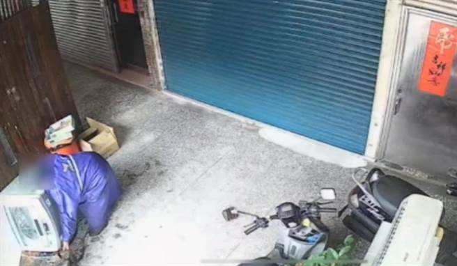 桃园市芦竹区日前有名男子，因缺钱竟将歪脑筋动到美髮店外的洗衣机。（芦竹警分局提供／陈梦茹桃园传真）