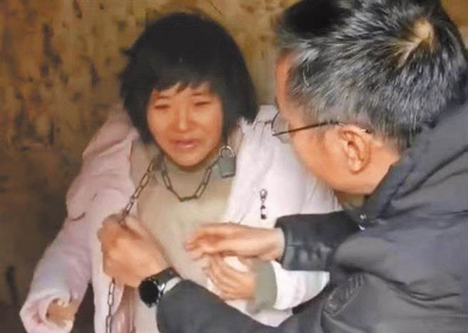 大陸江蘇徐州一名據稱生育8個孩子的女子，其精神異常且被鐵鍊拴著脖子、囚禁，該景況被錄下，影片在網路上散播，引起各方極大關注。（摘自網路）