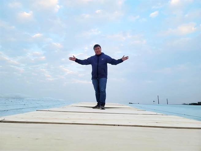 林笃毅以铁架和塑胶模替鱼塭包膜，形成防护网，铺上板子后还能站在包膜上。（林笃毅提供∕吕妍庭嘉义传真）