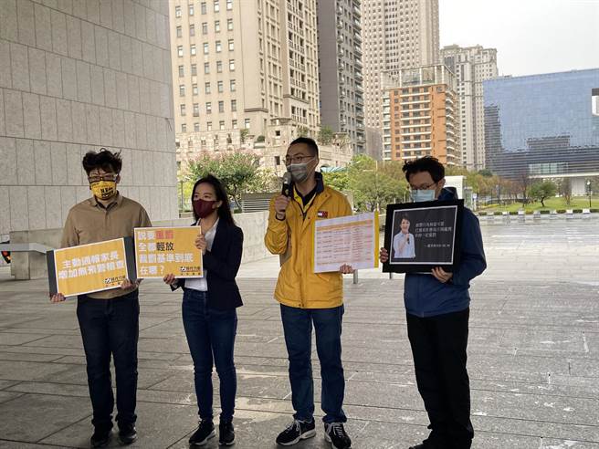 时代力量台中党部23日到市府前抗议，指称有家长抱怨，去报案时警察竟说没空，市府强调绝非事实。（卢金足摄）