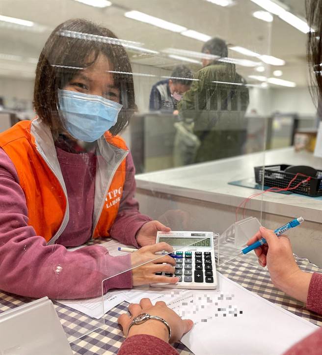 细心新北劳工局员工助劳工领回44万旧制退休金，却一度误认是诈骗集团哭笑不得。（新北市劳工局提供）