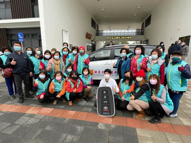 台南大学教授陈坤宏因感念父母亲生前虽勤俭持家，却十分重视地方服务，23日在家族亲友见证下，返乡捐赠「观音力」物资送餐车给水上乡公所。（水上乡公所提供∕吕妍庭嘉义传真）