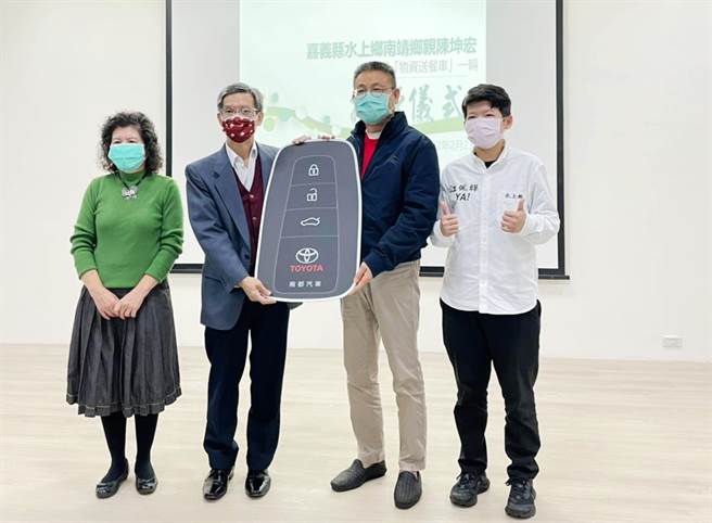 台南大学教授陈坤宏因感念父母亲生前虽勤俭持家，却十分重视地方服务，23日在家族亲友见证下，返乡捐赠「观音力」物资送餐车给水上乡公所。（水上乡公所提供∕吕妍庭嘉义传真）