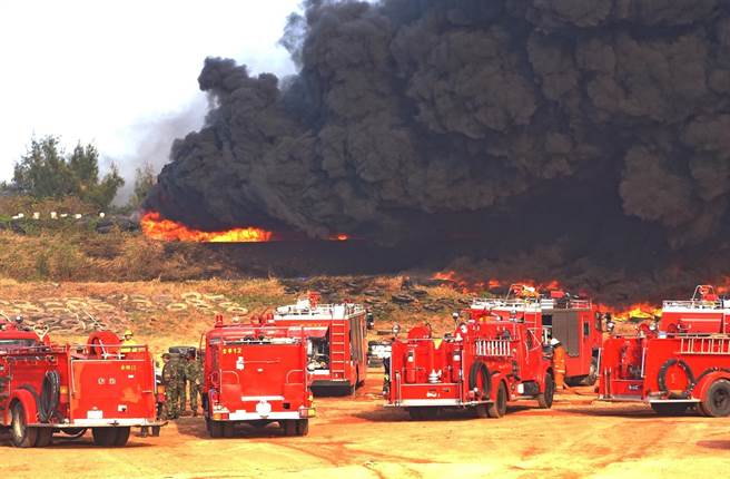 金门内洋靶场在2004年底发生大火事故，黑色浓烟直冲天际。（中时资料照片／李金生摄）