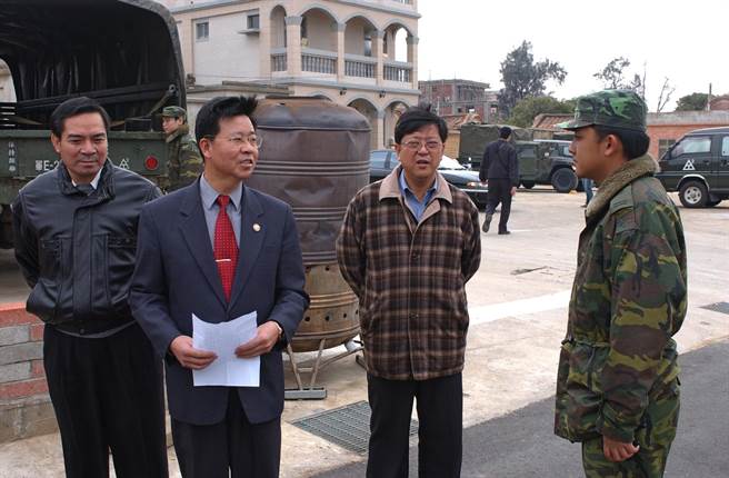 金门内洋靶场在2004年底发生大火事故，时任县长李炷烽（中）赶赴现场了解。（中时资料照片／李金生摄）