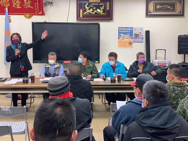 立委陈玉珍（左）协调陆军斥资新台币3000万元，在靶场周遭施作避弹墙，希望可以降低影响程度。（陈玉珍国会办公室提供）