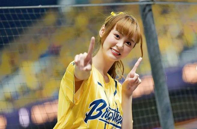 短今以天使臉孔、魔鬼身材和親民作風，擁超夯人氣。（圖／取材自短今Instagram）