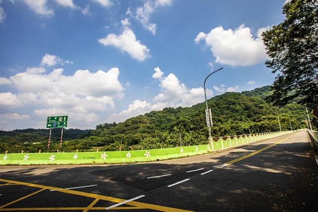 新竹县内湾和尖石风景区进行樱花季，预期228连假车潮多，县府规画替代道路，竹东方向从内湾120线走永丰桥到台3线。（罗浚滨摄）