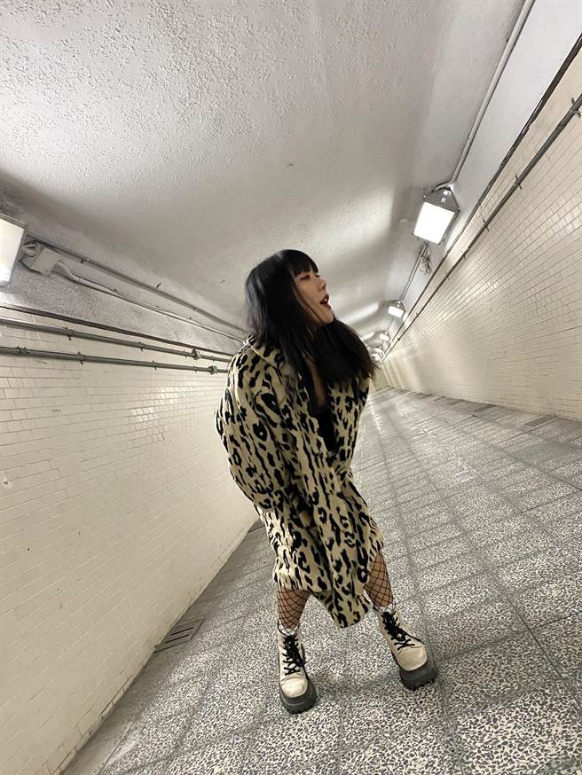 高小糕在〈我心庞克〉MV中性感入镜。「猫咬猫工作室」提供