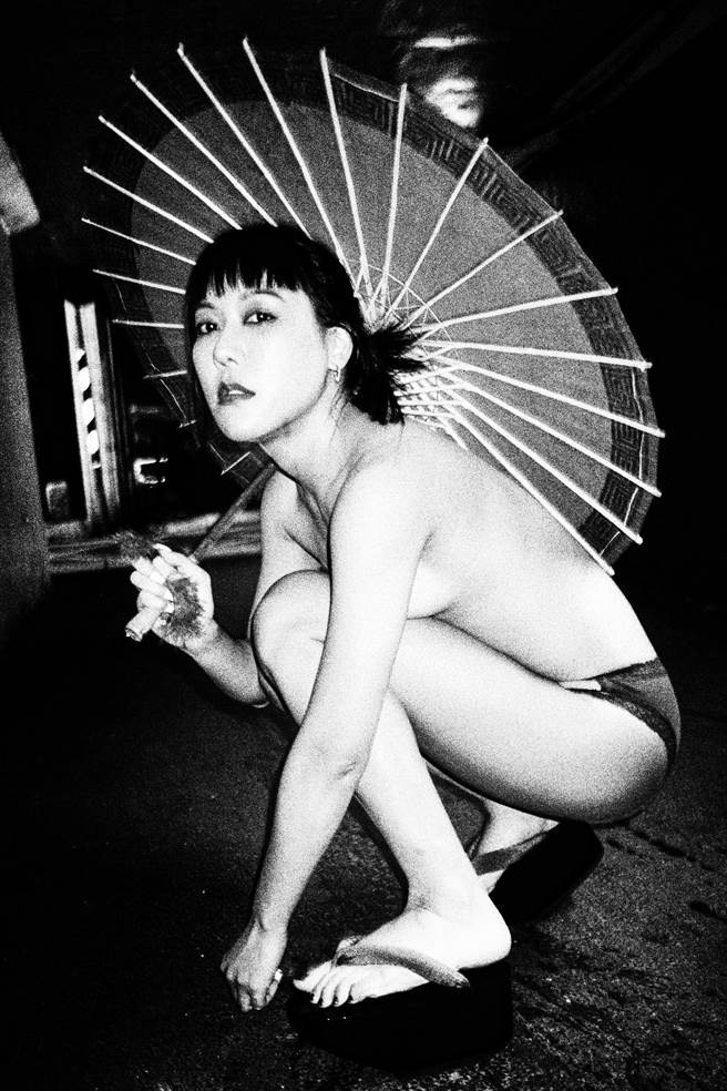 高小糕在〈我心庞克〉MV中性感入镜。「猫咬猫工作室」提供