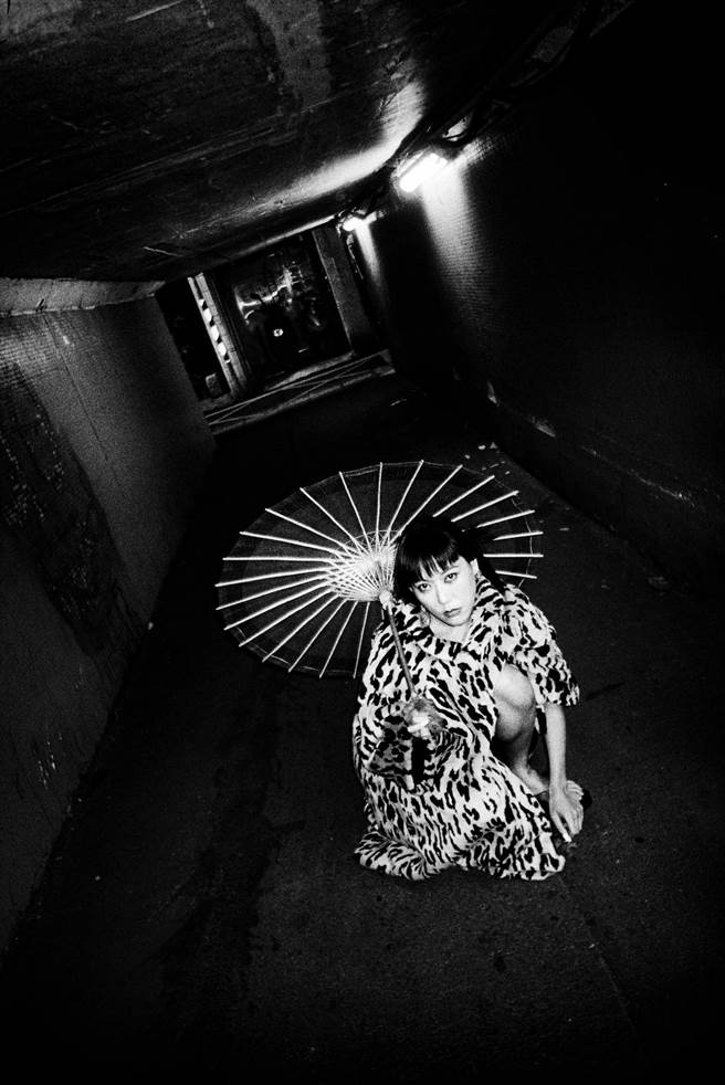 高小糕在〈我心庞克〉MV中性感入镜。「猫咬猫工作室」提供