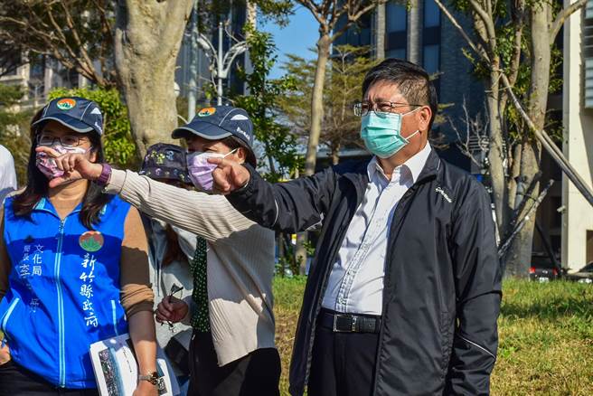 縣長楊文科（右）為加速地方建設，3月啟動「縣政新幹線」下鄉列車。（羅浚濱攝）