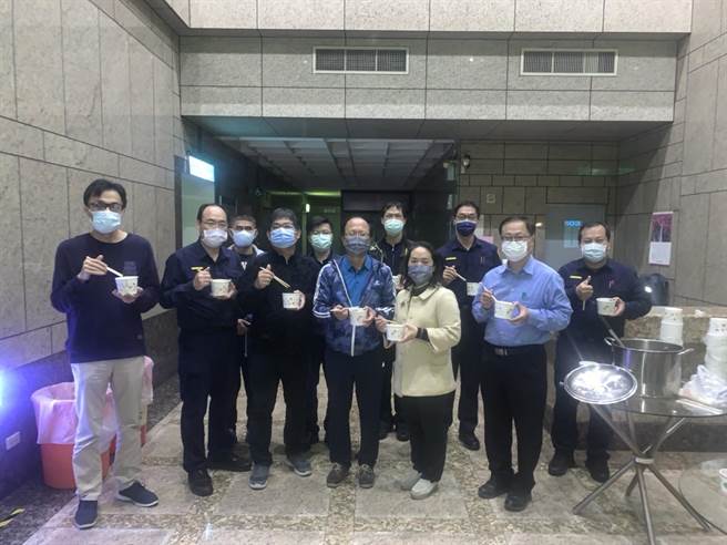 警友第四辦事處主任江敏賢號召警友們，備妥薑茶、薑母鴨的暖胃食材，直送執勤會場供員警食用。（民眾提供／盧金足台中傳真）
