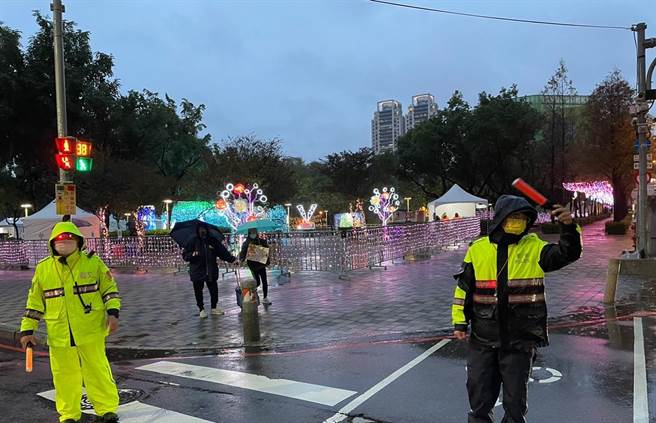 警方維護交通，讓民眾享受安全的賞燈空間。（民眾提供／盧金足台中傳真）