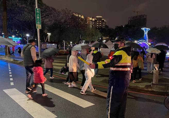 為期9天的中台灣元宵燈會，警方全天候守護，無論外頭下著細雨，低溫來襲，員警仍無畏寒風堅守崗位。（民眾提供／盧金足台中傳真）