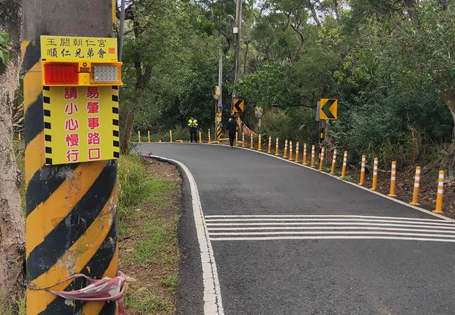 顺仁兄弟会偕同乌日区玉阙朝仁宫捐赠16组太阳能LED爆闪灯给台中市警察局乌日分局三和派出所，装置在山区之昏暗转弯边坡道路。（乌日分局提供／黄国峰台中传真）