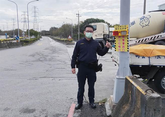 顺仁兄弟会偕同乌日区玉阙朝仁宫捐赠16组太阳能LED爆闪灯给台中市警察局乌日分局三和派出所，装置在车潮较多之高铁站区路段。（乌日分局提供／黄国峰台中传真）