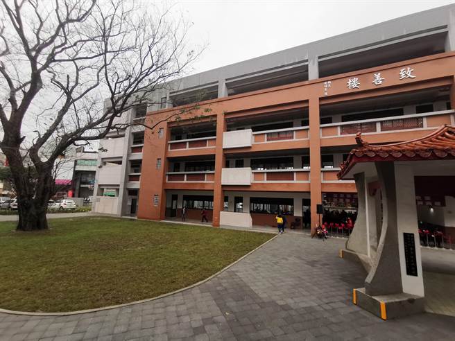 头份国小后栋校舍改建完成启用，特别留下老树象徵传承。（谢明俊摄）