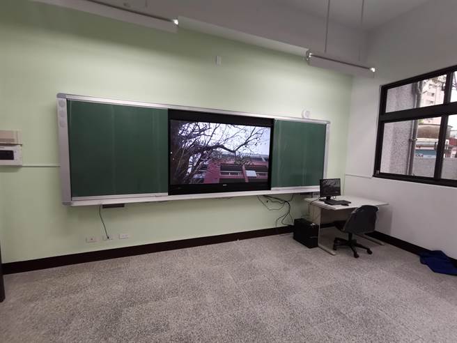 头份国小后栋校舍每间教室都有全新的大型液晶萤幕及无尘黑板等新式教学设备。（谢明俊摄）