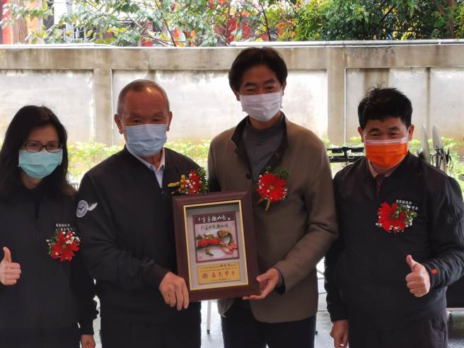 苗栗县长徐耀昌特别颁赠感谢状给协会基金会董事长林光清（右2）。（谢明俊摄）