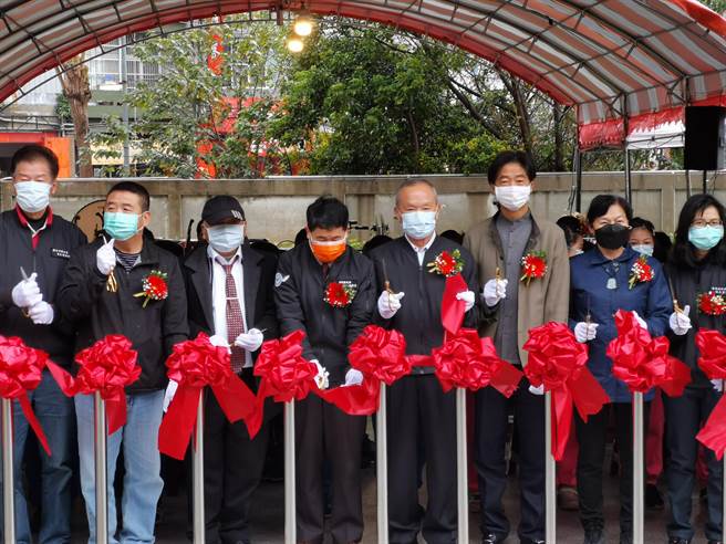 苗栗县长徐耀昌23日主持头份国小后栋校舍落成启用剪彩。（谢明俊摄）