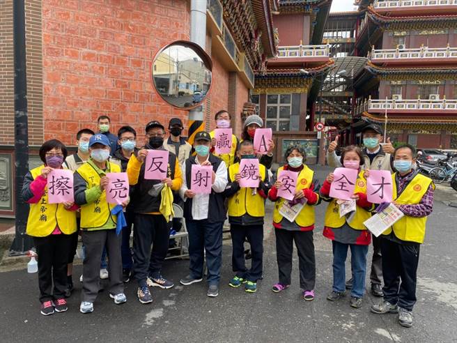 台南下营上帝庙3年1科遶境4月3日至4日登场，下营区公所及下营上帝庙发起擦亮路口反射镜活动，守护道路安全。（下营区公所提供／刘秀芬台南传真）