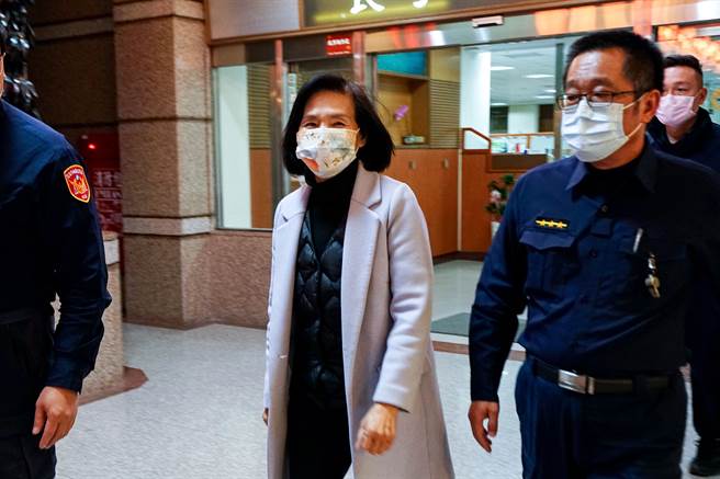 律师助凑足80万保金，林姿妙微笑步出法院「四字回应」。(李忠一摄)