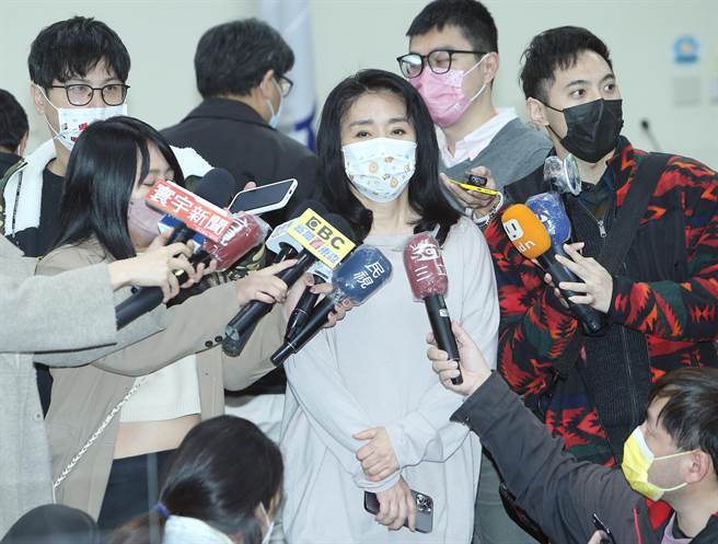 兼任考紀會主委的立委李貴敏也接受媒體訪問。（陳怡誠攝）