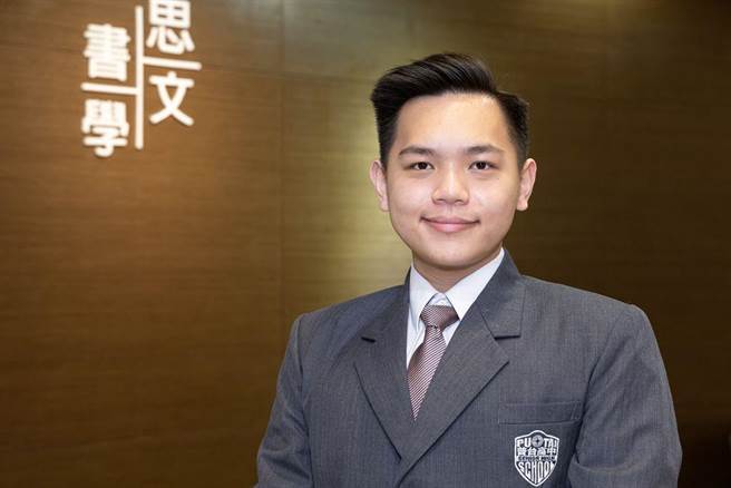 南投普台高中高三学生胡道瑜，近日录取全球录取率最低的梦幻大学，「纽约大学阿布达比分校」，还拿到该校提供的1024万元奖学金，是少数获得该校提供海外学生奖学金数额最高的高中生。(校方提供／吴建辉南投传真)