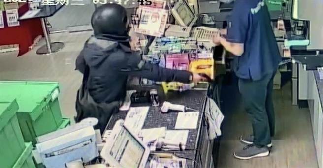 卢嫌深夜到超商「亮枪」行抢。（民眾提供／曹婷婷台南传真）