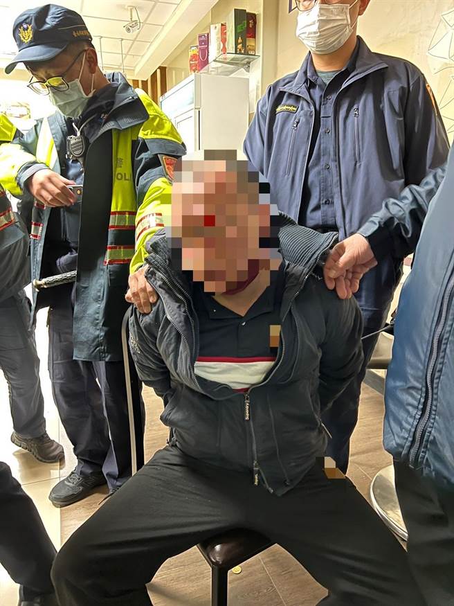 卢嫌深夜到超商「亮枪」行抢，警方1小时火速逮人。（民眾提供／曹婷婷台南传真）