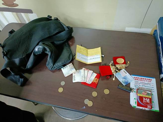 卢嫌深夜到超商「亮枪」行抢。（民眾提供／曹婷婷台南传真）