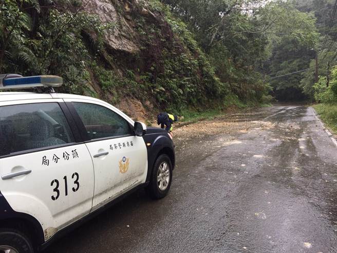 連日大雨造成苗栗縣南庄鄉東河村山區道路多處落石坍方，東河所員警隨予警戒協助排除。（頭份警分局提供／謝明俊苗栗傳真）